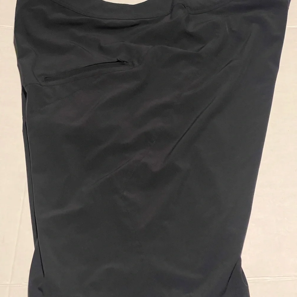 Speacialized shorts mens size 44 black EUC‎